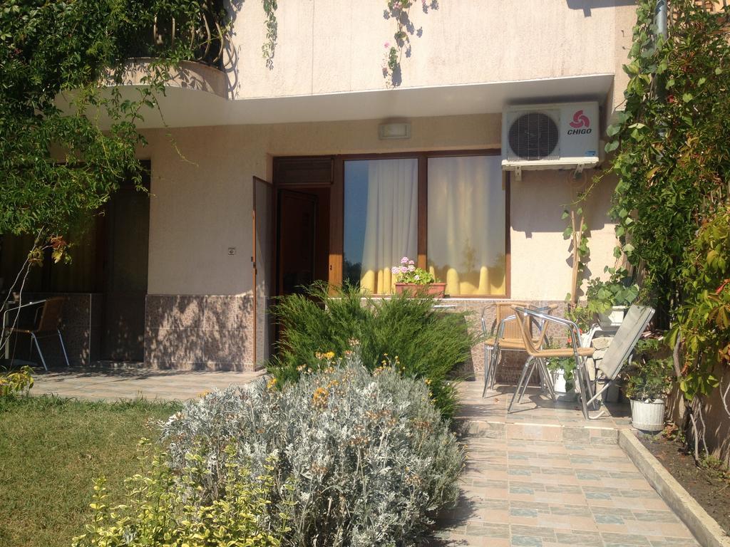 Dreibettzimmer mit Gartenblick